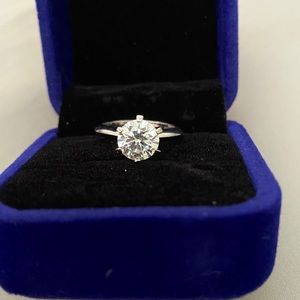 Solitaire ring  2ct